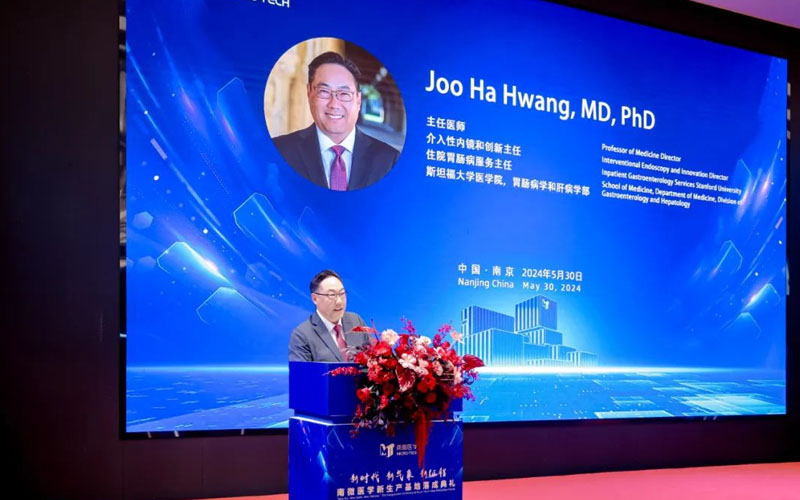 Professor_Jooha_Hwang_from_Stanford_University_School_of_Medicine_delivered_a_speech.jpg