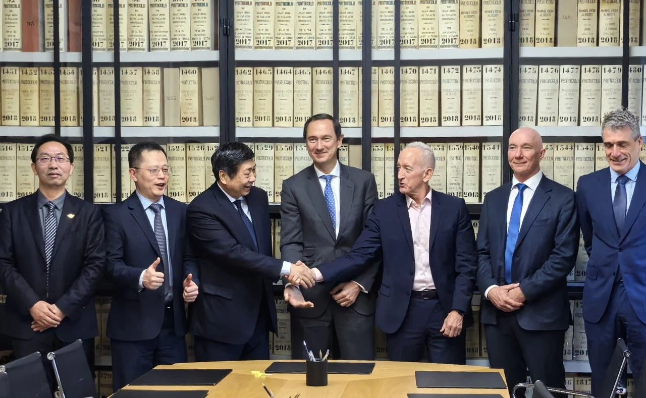 micro-tech-and-creo-medical-completed-the-cme-transaction-at-a-notary-office-in-madrid.jpg